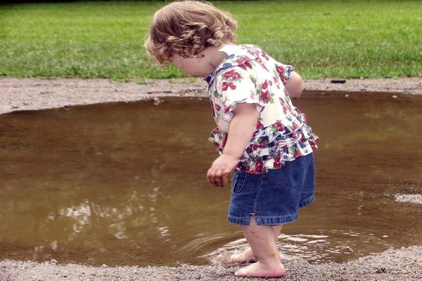Child-playing-in-a-puddle-barefoot